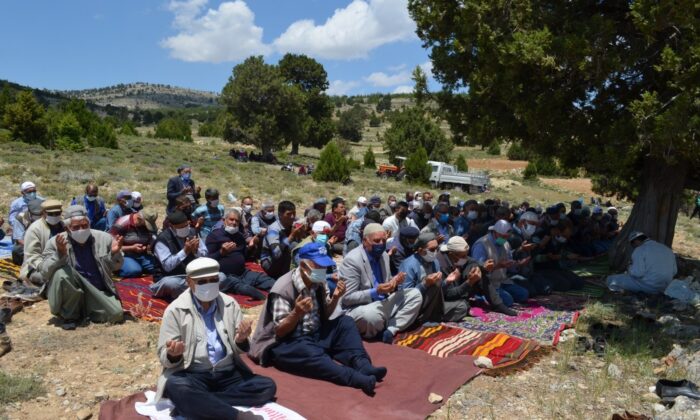 Silifke’de çiftçiler yağmur duasına çıktı