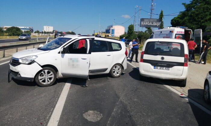 Silivri’de iki araç çarpıştı: 3 kişinin yaralandığı kaza nedeniyle E-5’te trafik kilitlendi