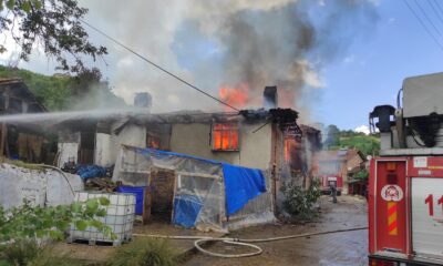 Simav’da yangın: 2 ev ve 1 samanlık kül oldu
