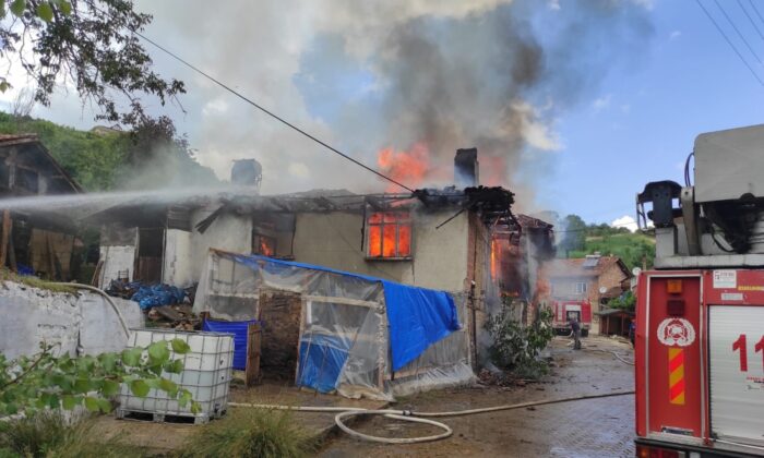 Simav’da yangın: 2 ev ve 1 samanlık kül oldu