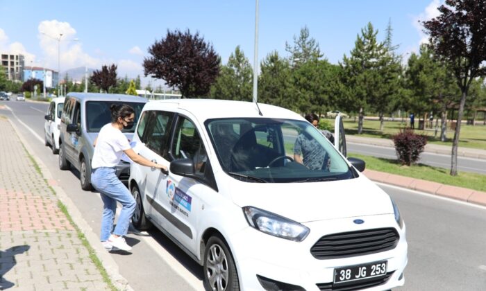 Sınava geç kalan öğrencilerin yardımına Melikgazi koştu