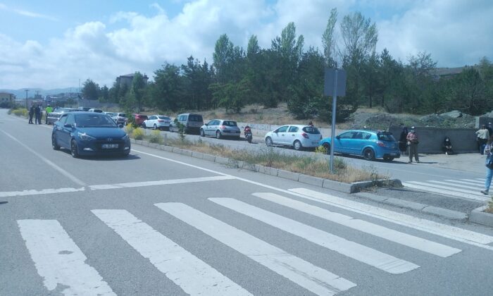 Sınava yetişmek isterken araç çarpan iki genç sınava giremedi