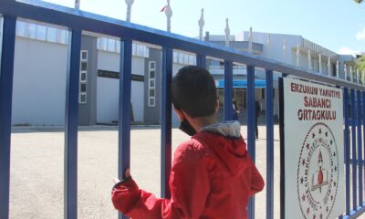 Sınavda olan ablasını dakikalarca kapı önünde bekledi