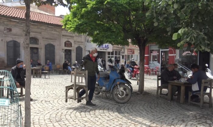 Sındırgı’da aylar sonra kepenk açan esnaf memnun