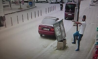 Sinirini çıkarmak için tekme atarak telefon panosunu böyle devirdi