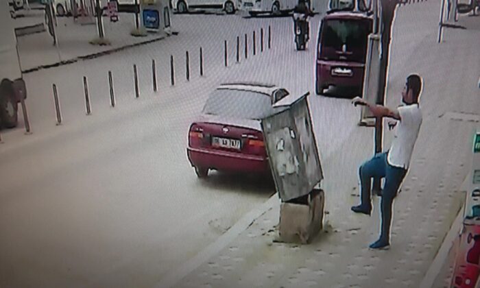 Sinirini çıkarmak için tekme atarak telefon panosunu böyle devirdi