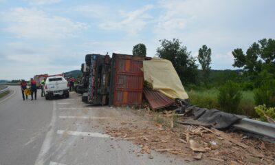 Sinop’ta kereste yüklü tır devrildi: 1 yaralı