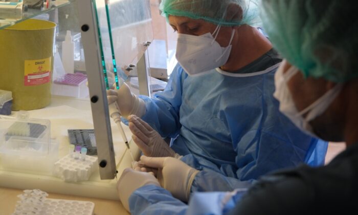 Sinovac’da 3’üncü ay sonuçları: Antikor düşse de hastalanan kişi sayısı yüzde 2’lerde kaldı