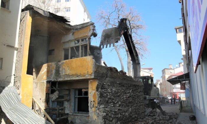 Sivas Belediyesi 103 metruk binayı yıktı
