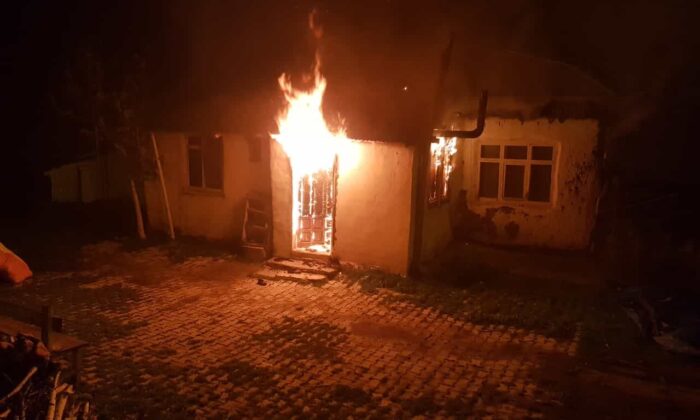 Sivas’ta bir ev alev alev yandı, o anlar kameraya yansıdı