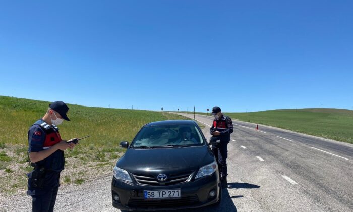 Sivas’ta Jandarma ekipleri tarafından gerçekleştirilen uygulamada çeşitli suçlardan aranan 14 şahıs yakalandı