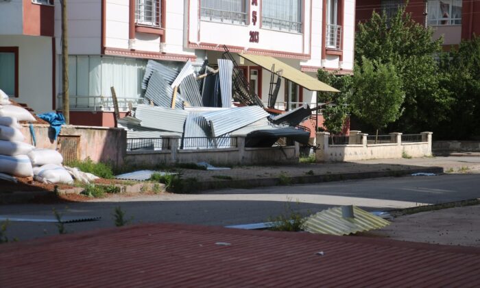 Sivas’ta kuvvetli rüzgar çatıları uçurdu