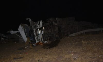 Siverek’te buğday yüklü kamyon ile tır çarpıştı: 1’i ağır 3 yaralı