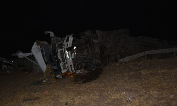 Siverek’te buğday yüklü kamyon ile tır çarpıştı: 1’i ağır 3 yaralı