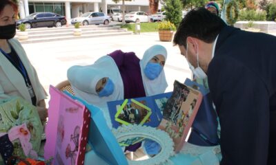 Siyam ikizleri el emeği ürünlerini sergiledi