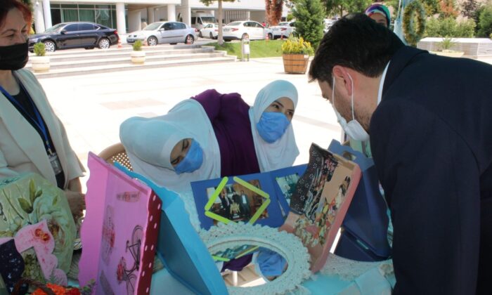 Siyam ikizleri el emeği ürünlerini sergiledi