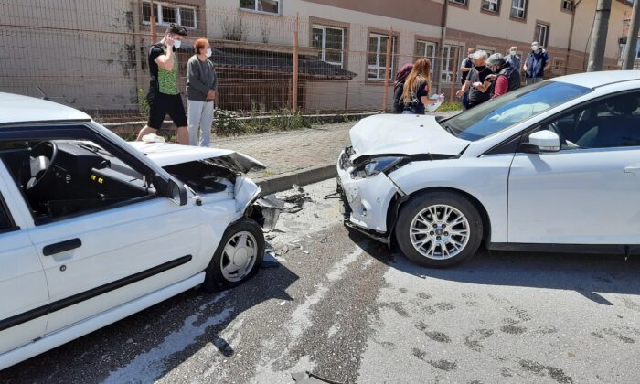 Sokağa çıkma kısıtlamasında kafa kafaya çarpıştılar