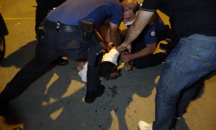 Sokak ortasındaki falçatalı intiharı polis önledi