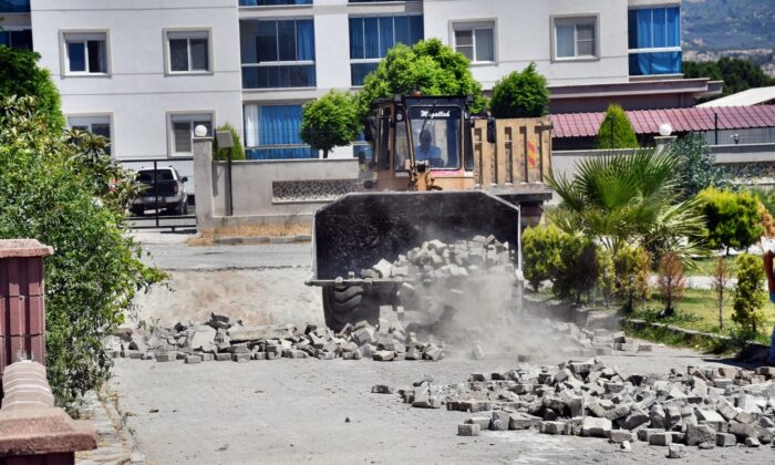 Söke Belediyesi’nin yol yenileme çalışmaları hız kesmiyor