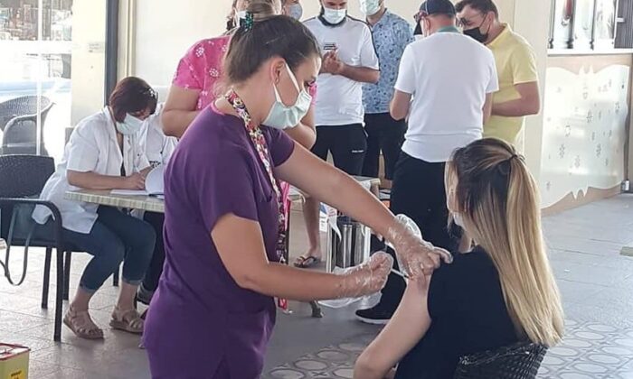 Söke’de kurulan mobil istasyonda Covid-19 aşısına yoğun ilgi