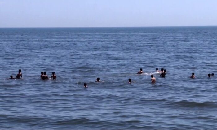 Son hafta sonu kısıtlamasında vatandaşlar sahile akın etti