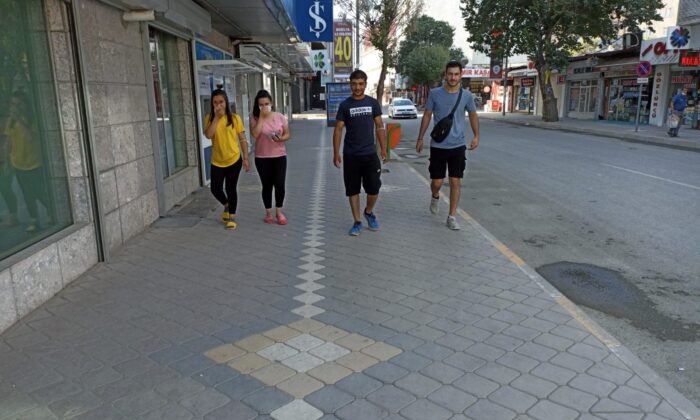 Son kısıtlama gününde cadde ve sokaklarda YKS yoğunluğu yaşandı