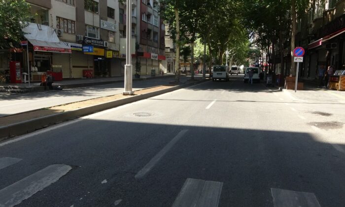 Son kısıtlamaya Diyarbakır uydu, sokaklar boş kaldı