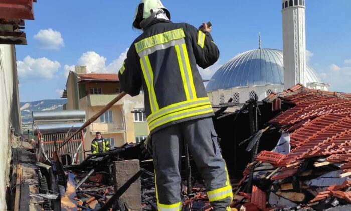 Söndü zannedilen mangal kıvılcımı evin çatısını yaktı