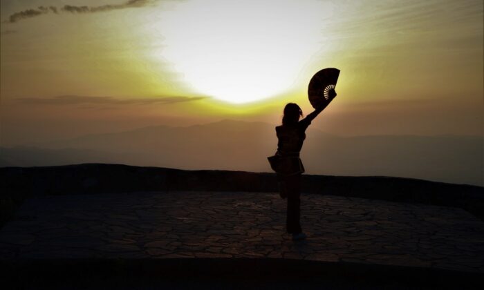 Spil Dağı Milli Parkı’nda gün batımı manzarasıyla antrenman