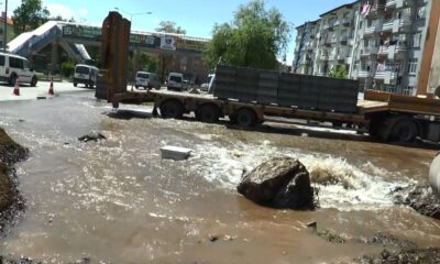 Su borusu patladı, yollar göle döndü