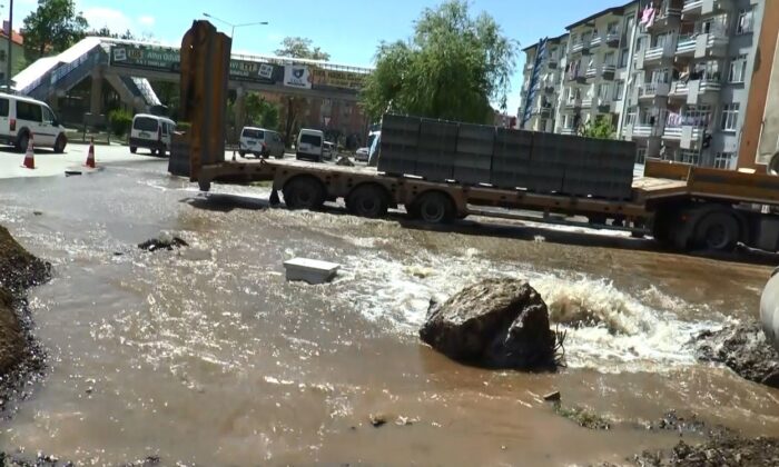 Su borusu patladı, yollar göle döndü