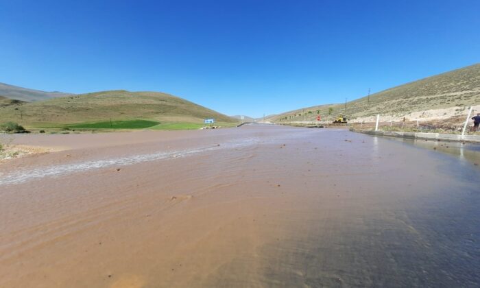 Su borusu patladı, yollar göle döndü