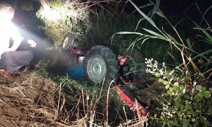 Su kanalına devrilen traktörün sürücüsü hayatını kaybetti