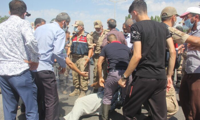 Su problemi yaşayan mahalle sakinleri şehirlerarası karayolunu ulaşıma kapattı