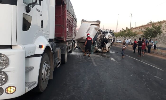 Su tankerine çarpan tırın sürücüsü ağır yaralandı