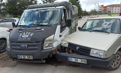 Şuhut’ta otomobil ile kamyonet çarpıştı