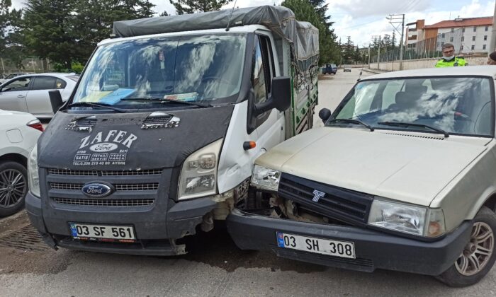 Şuhut’ta otomobil ile kamyonet çarpıştı