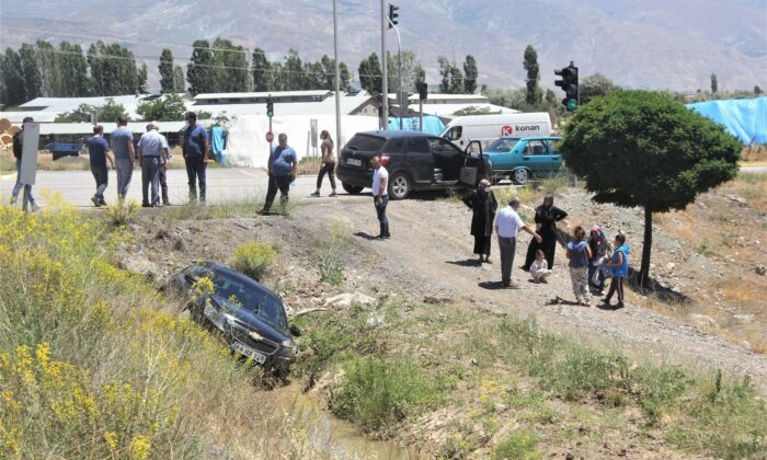 Sulama kanalına uçan araçtan yolcular yara almadan kurtuldu