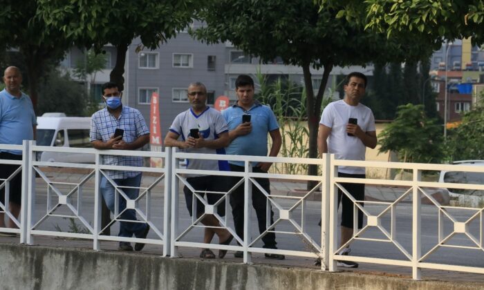 Sulama kanalında boğulan gencin cesedinin çıkarılmasını cep telefonlarıyla görüntülediler