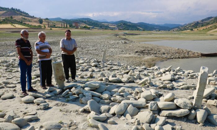 Sular çekilince mezarlık ortaya çıktı, yakınları mezar başında dua etti