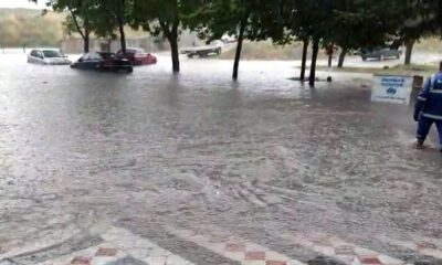 Sultangazi’de araçlar suda mahsur kaldı