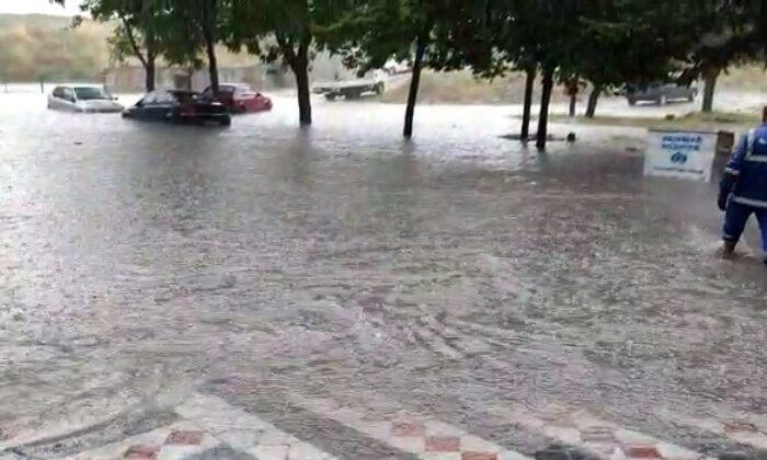 Sultangazi’de araçlar suda mahsur kaldı