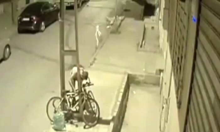 Sultangazi’de elektrik direğine bağlanan bisikleti böyle çaldı