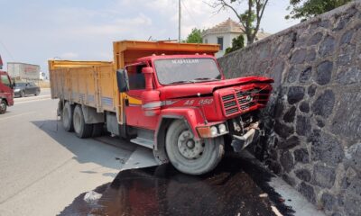 Sultangazi’de freni patlayan kamyon refüjü aşıp istinat duvarına çarptı