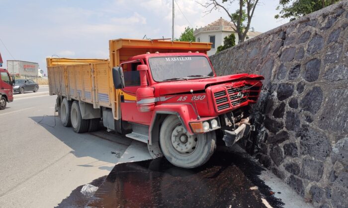 Sultangazi’de freni patlayan kamyon refüjü aşıp istinat duvarına çarptı