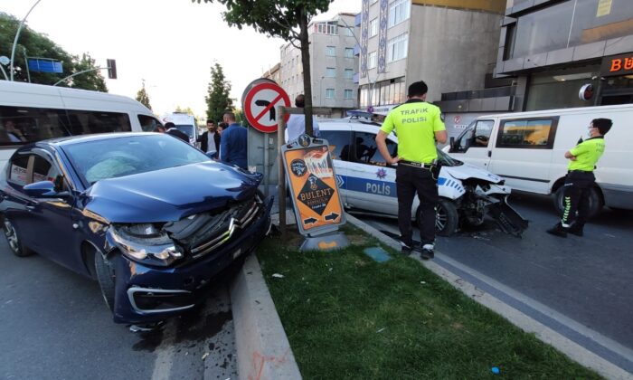 Sultangazi’de polis aracı ile otomobil çarpıştı: 1’i polis 2 yaralı