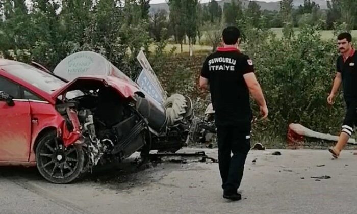 Sungurlu’da otomobil traktörle çarpıştı: 2 yaralı