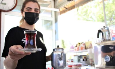 Süper Lig’de mücadele etmişlerdi, çay bahçesinde çalışarak kulübe destek olmaya başladı