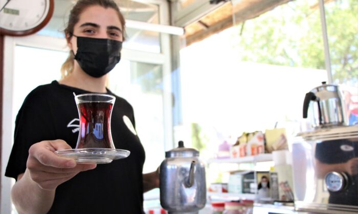 Süper Lig’de mücadele etmişlerdi, çay bahçesinde çalışarak kulübe destek olmaya başladı