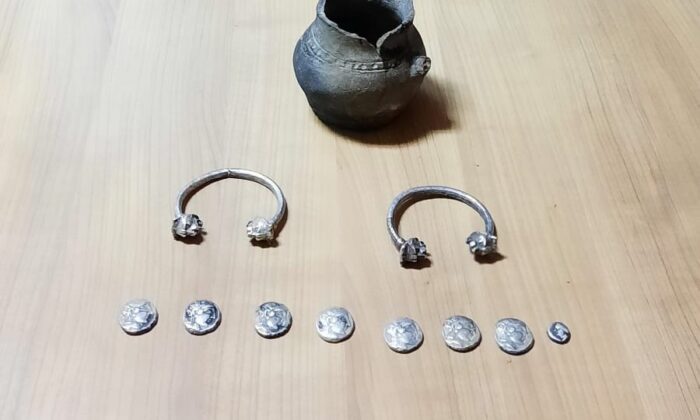 Şüpheli araçtan tarihi eser çıktı